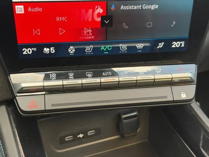 Gros plan sur la console centrale du Renault Rafale noir étoilé, montrant l’écran tactile et les commandes climatisation.