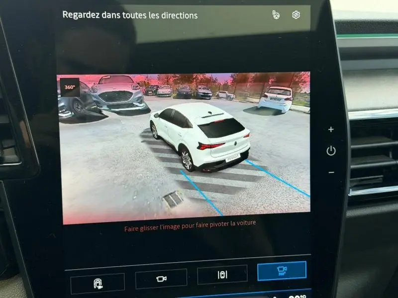 Vue 3/4 arrière d'une Renault Rafale noire étoilé métallisé affichée sur l'écran de caméra 360° intérieure.