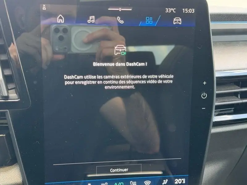 Écran tactile central affichant l'interface DashCam dans l'habitacle d'une Renault Rafale noir étoilé.