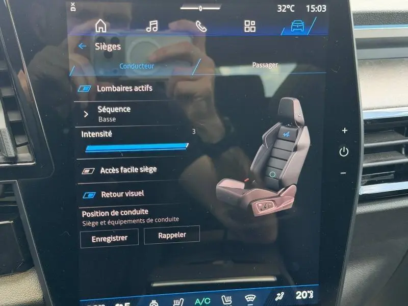 Écran tactile intérieur montrant les réglages du siège conducteur du Renault Rafale noir étoilé 2025.