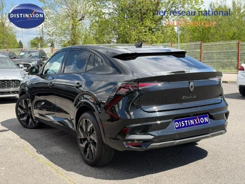 Vue 3/4 arrière droite d'une Renault Rafale noire étoilé métallisé avec feux arrière LED et jantes alu sport.