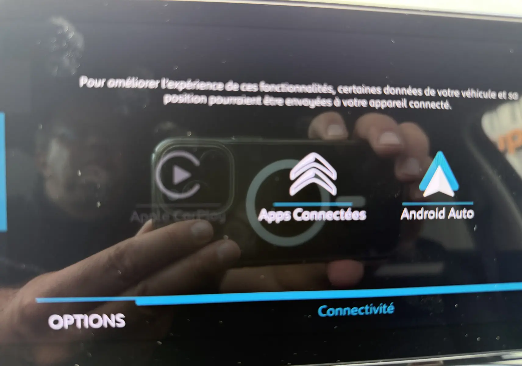 Écran tactile intérieur du Citroën C5 Aircross noir Perla, affichant les options de sécurité activées.