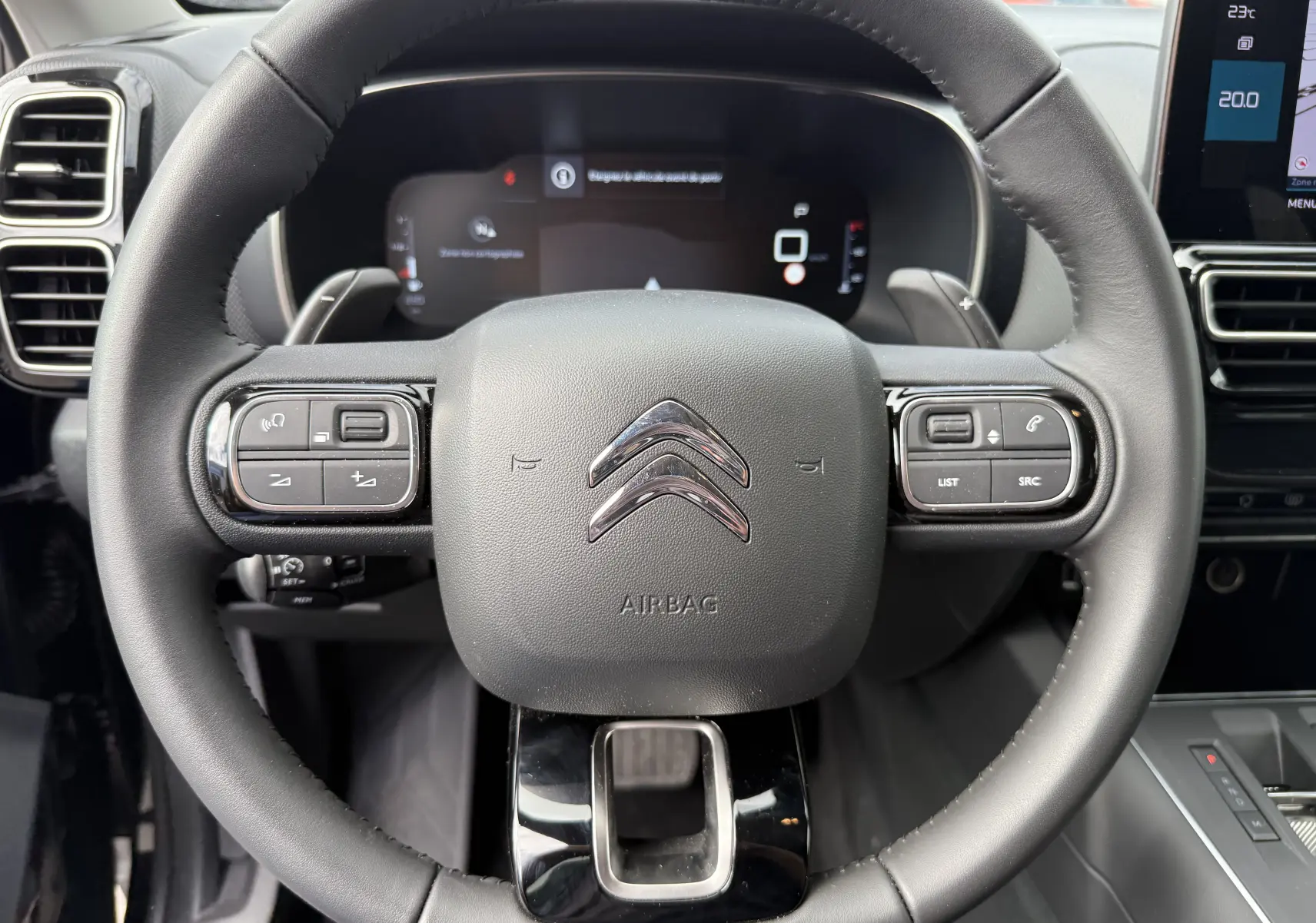 Écran tactile du système multimédia du Citroën C5 Aircross 2025 affichant les options Apps Connectées et Android Auto.