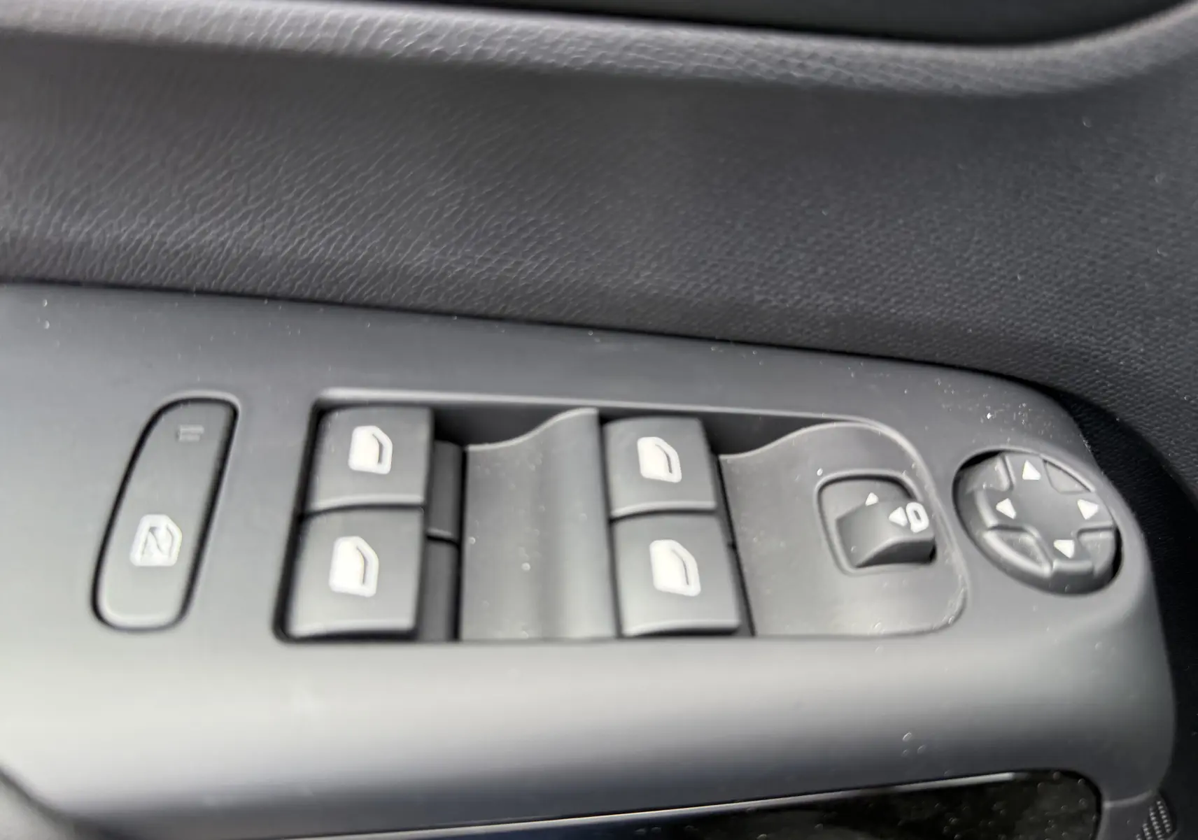 Détail intérieur du tableau de bord côté gauche du Citroën C5 Aircross noir Perla, avec commandes d'assistance à la conduite.