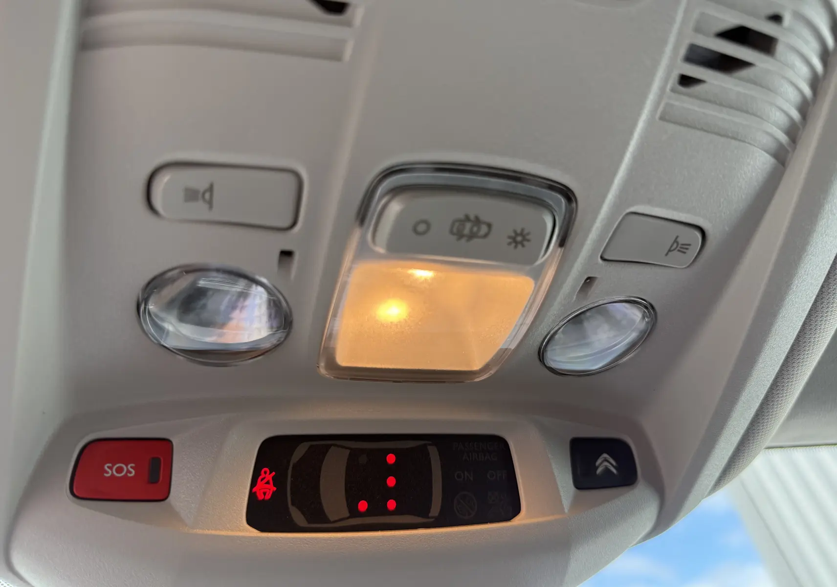 Panneau de commandes des vitres électriques et rétroviseurs côté conducteur du Citroën C5 Aircross noir Perla 2025.
