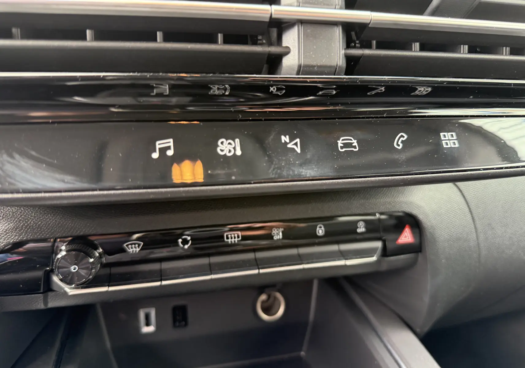 Plafonnier intérieur avec éclairage et boutons SOS et Citroën, dans un Citroën C5 Aircross noir Perla 2025.
