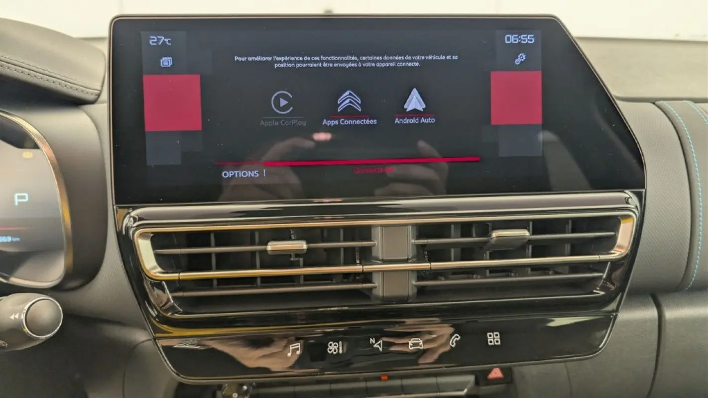 Vue rapprochée de l’écran tactile central et des aérateurs du tableau de bord du Citroën C5 Aircross blanc 2025.