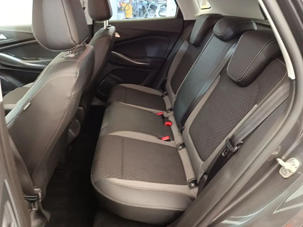 Vue intérieure côté gauche sur la banquette arrière en cuir et tissu gris foncé de l’Opel Grandland X 2021.