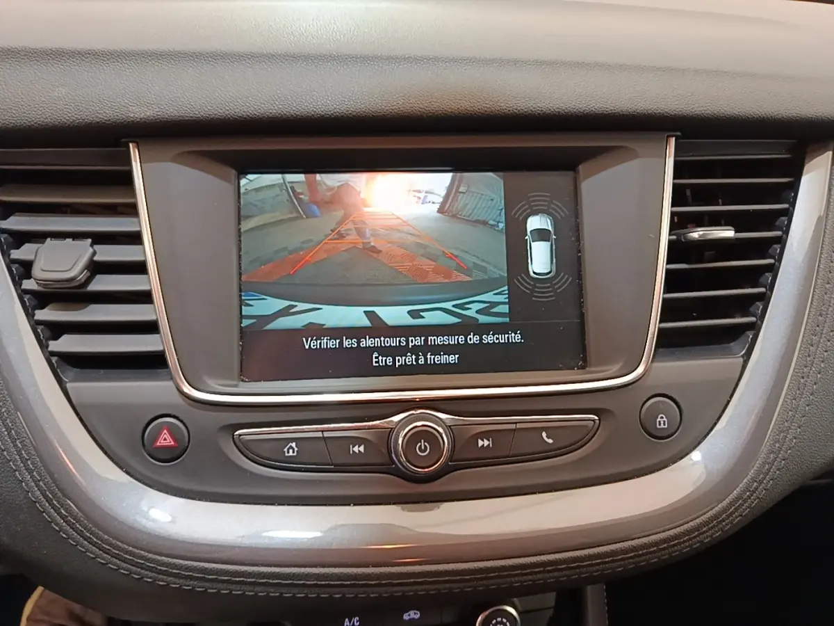 Écran tactile central de l’Opel Grandland X 1.5 Diesel 130 GS Line affichant la caméra de recul et l’aide au stationnement.
