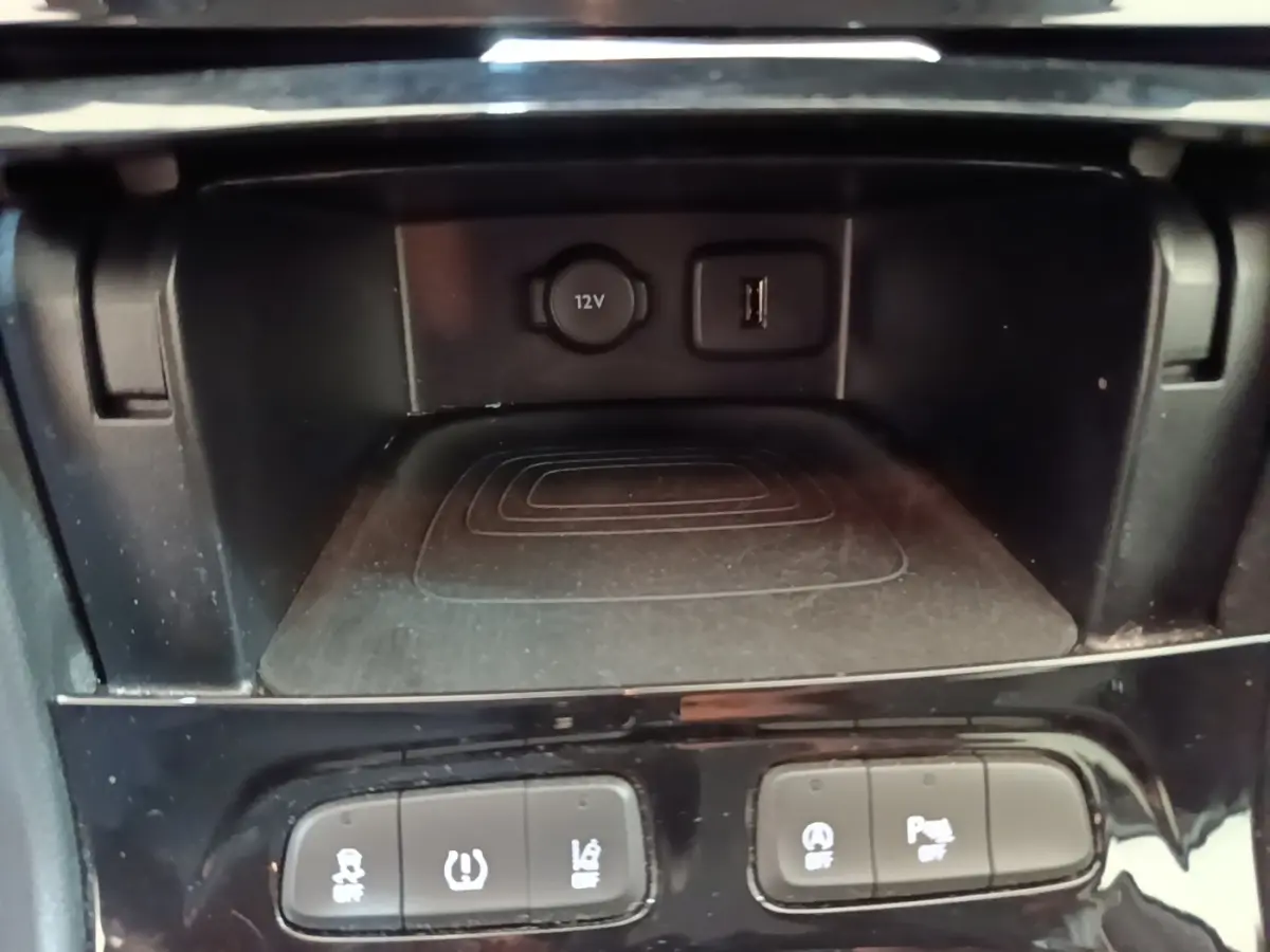 Gros plan intérieur sur la console centrale avec prise 12V et port USB du Opel Grandland X gris foncé.