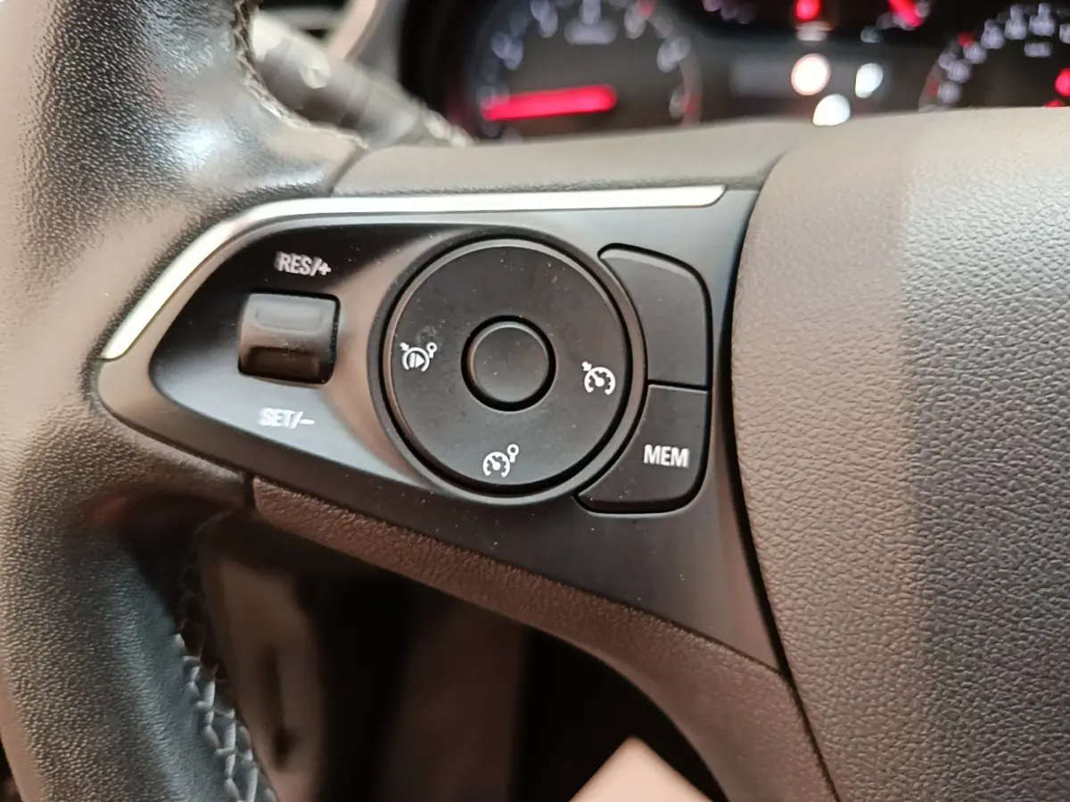 Gros plan sur le volant multifonctions en cuir et alu de l’Opel Grandland X 1.5 Diesel 130 GS Line.