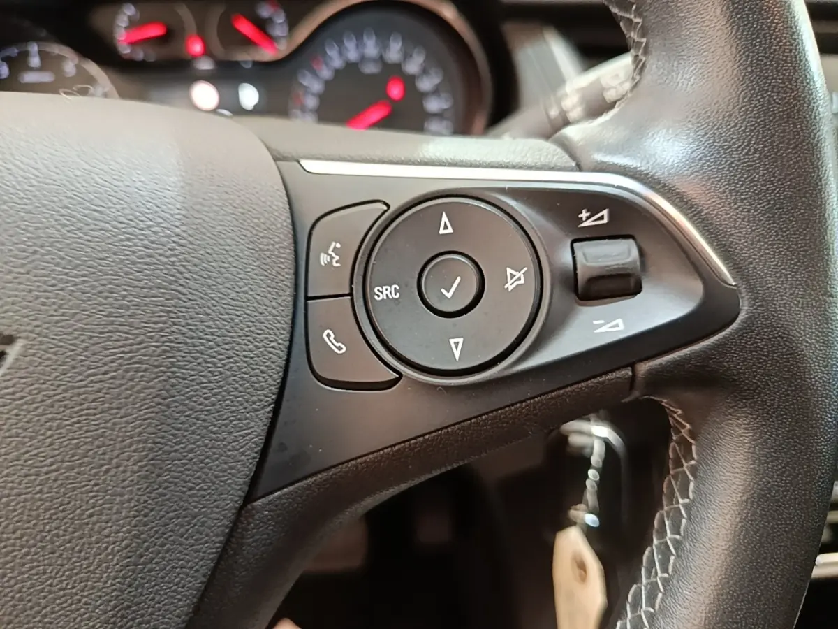 Gros plan sur le volant multifonctions en cuir de l'Opel Grandland X 1.5 Diesel 130 GS Line 2021, boutons de commande visibles.