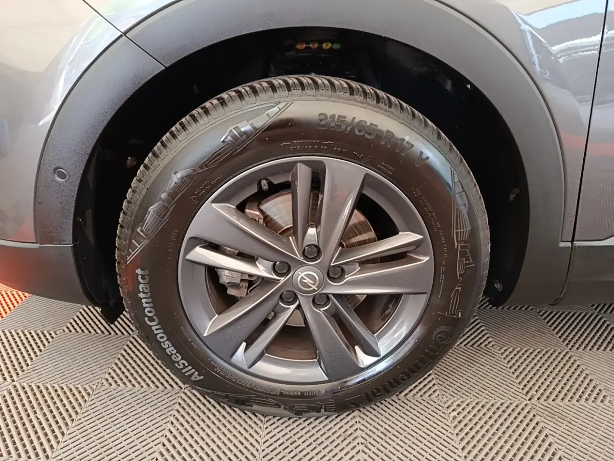 Gros plan sur la roue avant gauche gris foncé de l'Opel Grandland X 1.5 Diesel 130 GS Line Auto, jante alu.