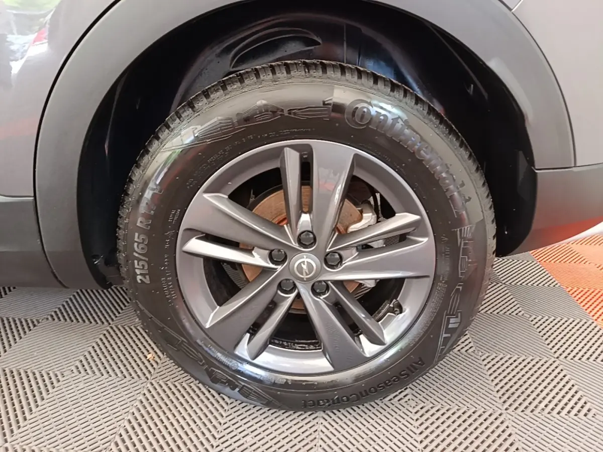 Gros plan sur la roue avant droite gris foncé de l'Opel Grandland X avec jante alliage et pneu Continental.