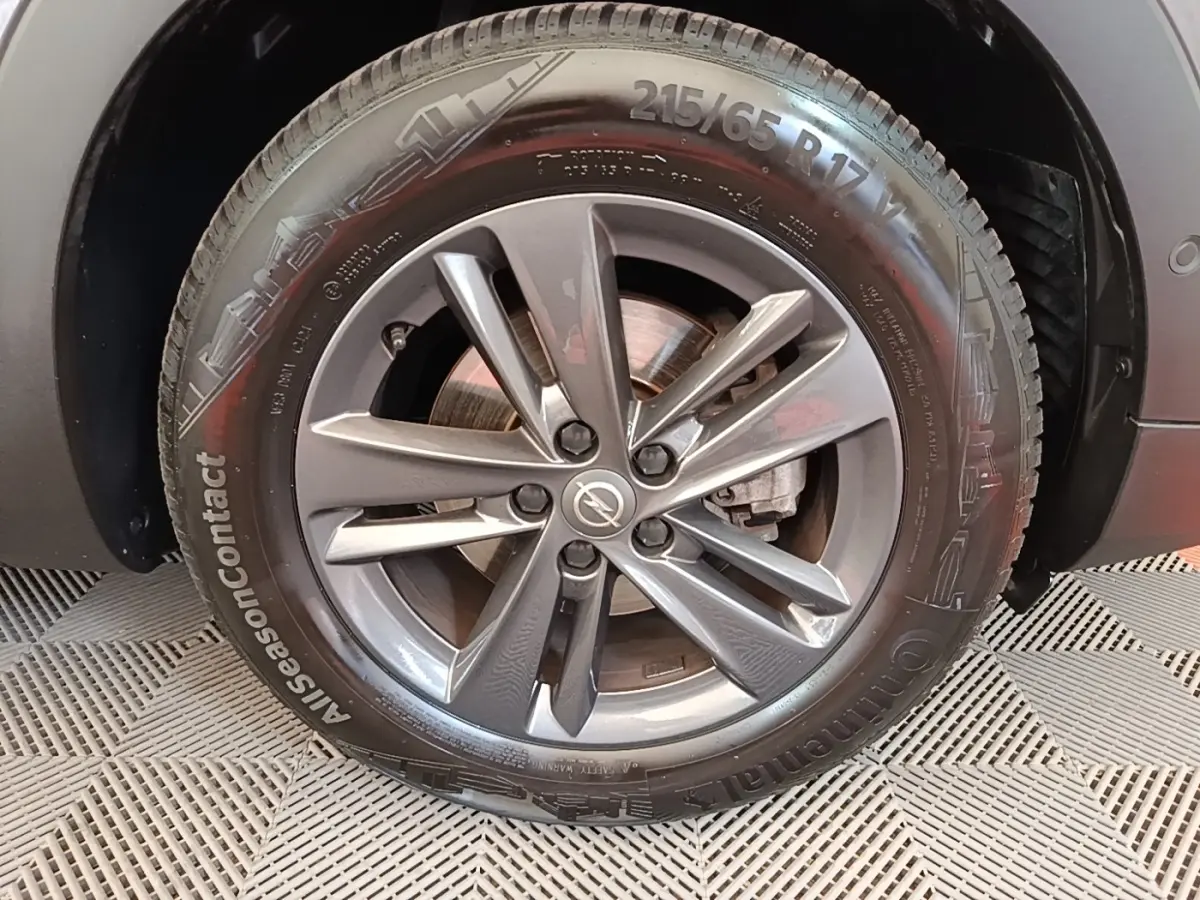 Gros plan sur la roue avant droite gris foncé de l’Opel Grandland X 1.5 Diesel 130 GS Line Auto avec jante alu.