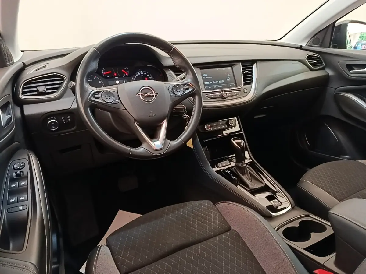 Vue intérieure avant de l'Opel Grandland X 1.5 Diesel 130 GS Line, volant cuir alu multifonctions et écran tactile central.