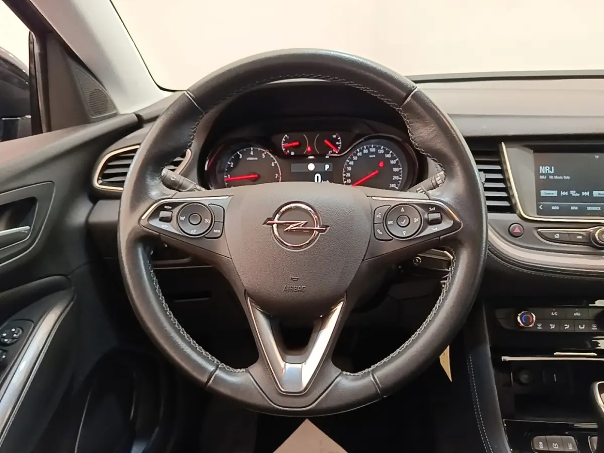 Vue frontale du volant cuir et alu de l'Opel Grandland X 1.5 Diesel 130 GS Line 2021 avec tableau de bord et écran tactile.