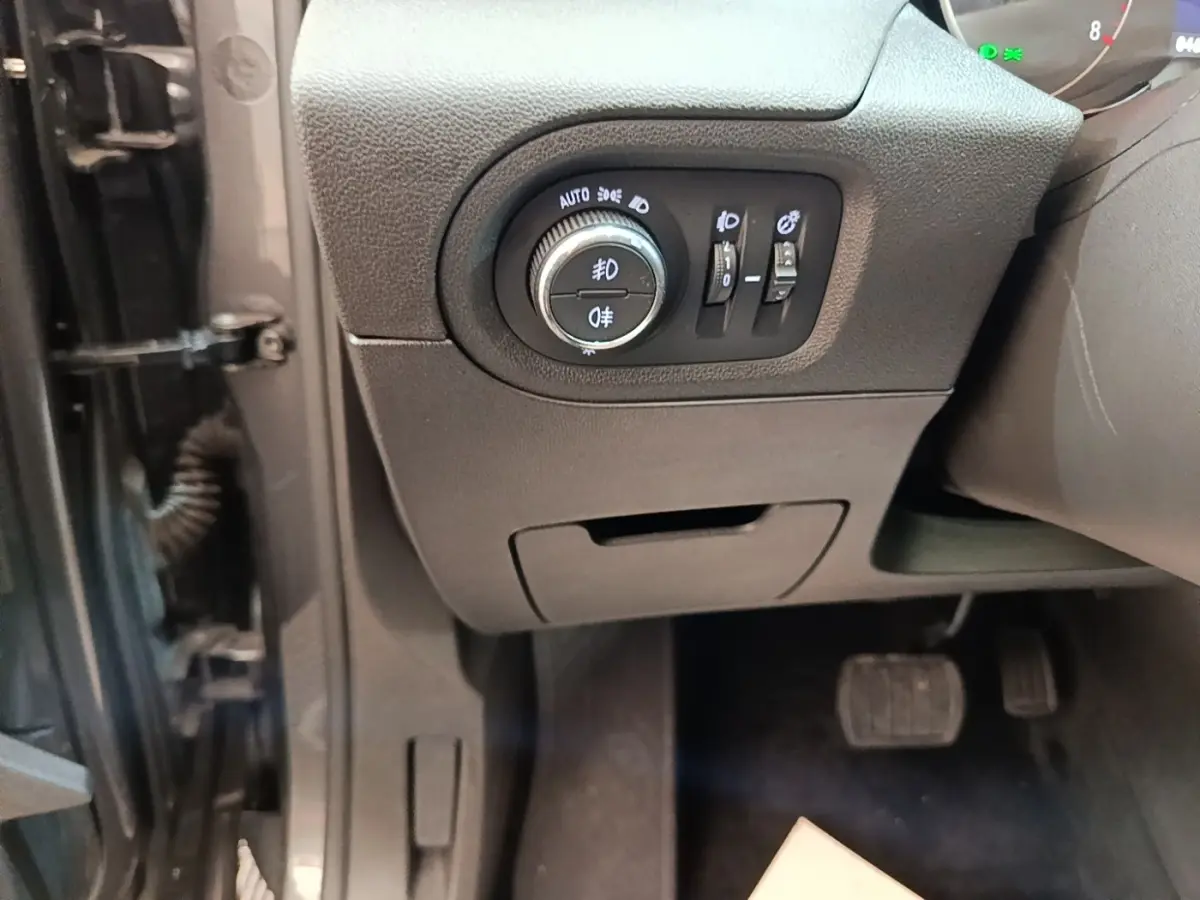 Détail du tableau de bord côté gauche avec commandes d’éclairage sur Opel Grandland X gris foncé 2021.