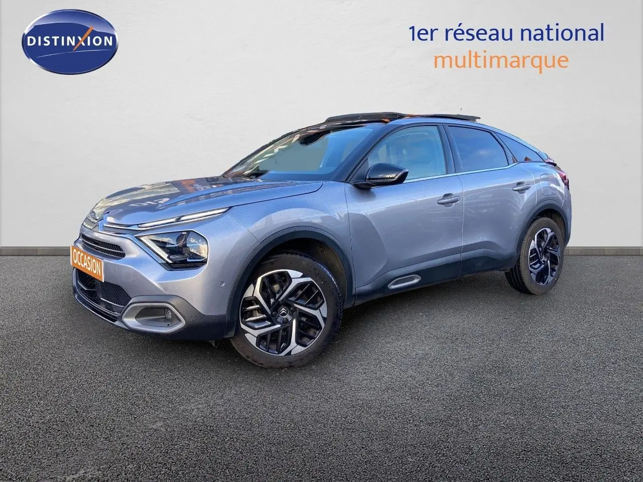 Citroën C4 PureTech 130 Shine gris Artense vue 3/4 avant droit avec jantes alliage et toit noir.