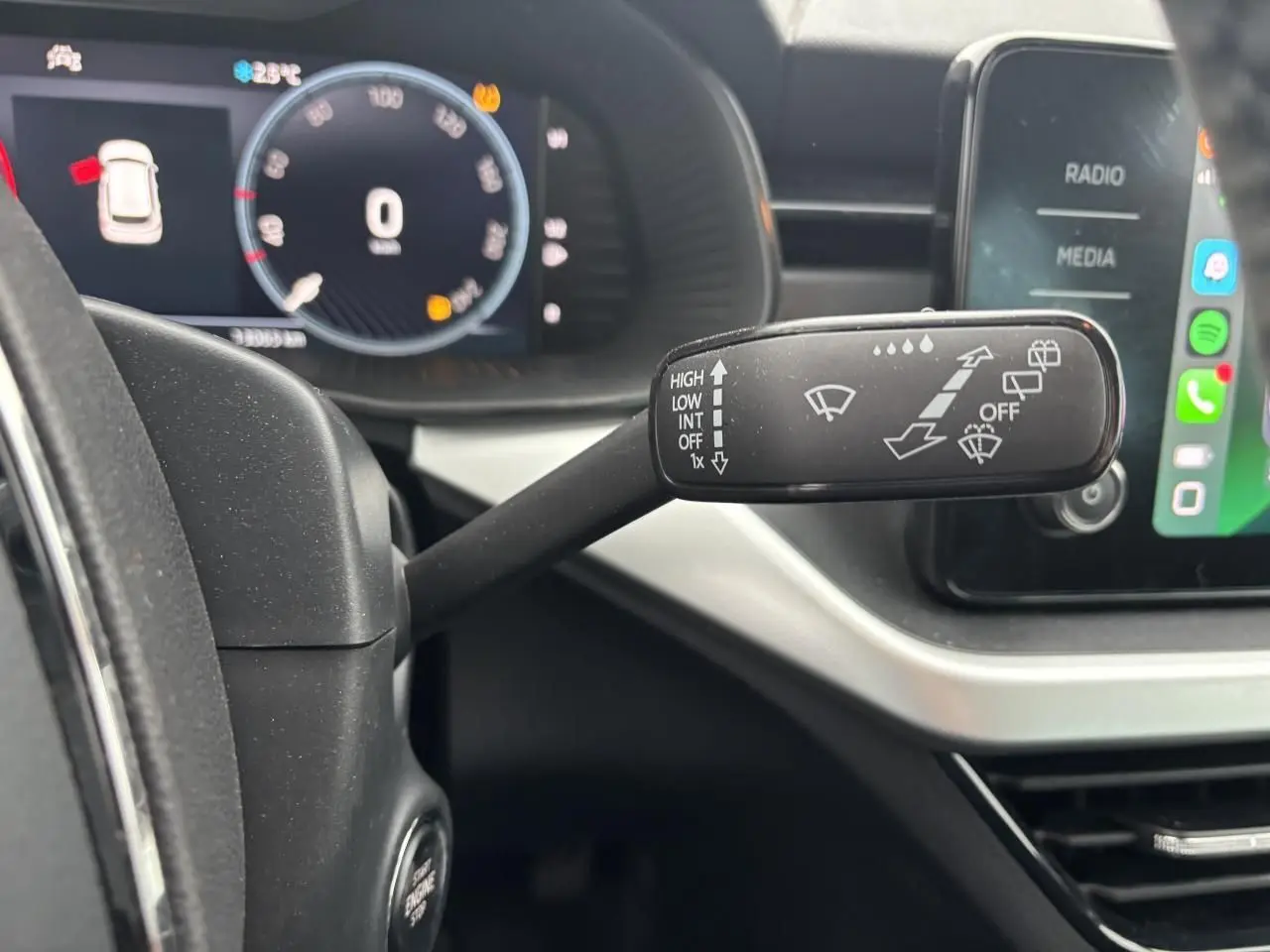 Gros plan sur la manette d'essuie-glace côté droit du tableau de bord d'une Skoda Kamiq 2024 gris graphite.