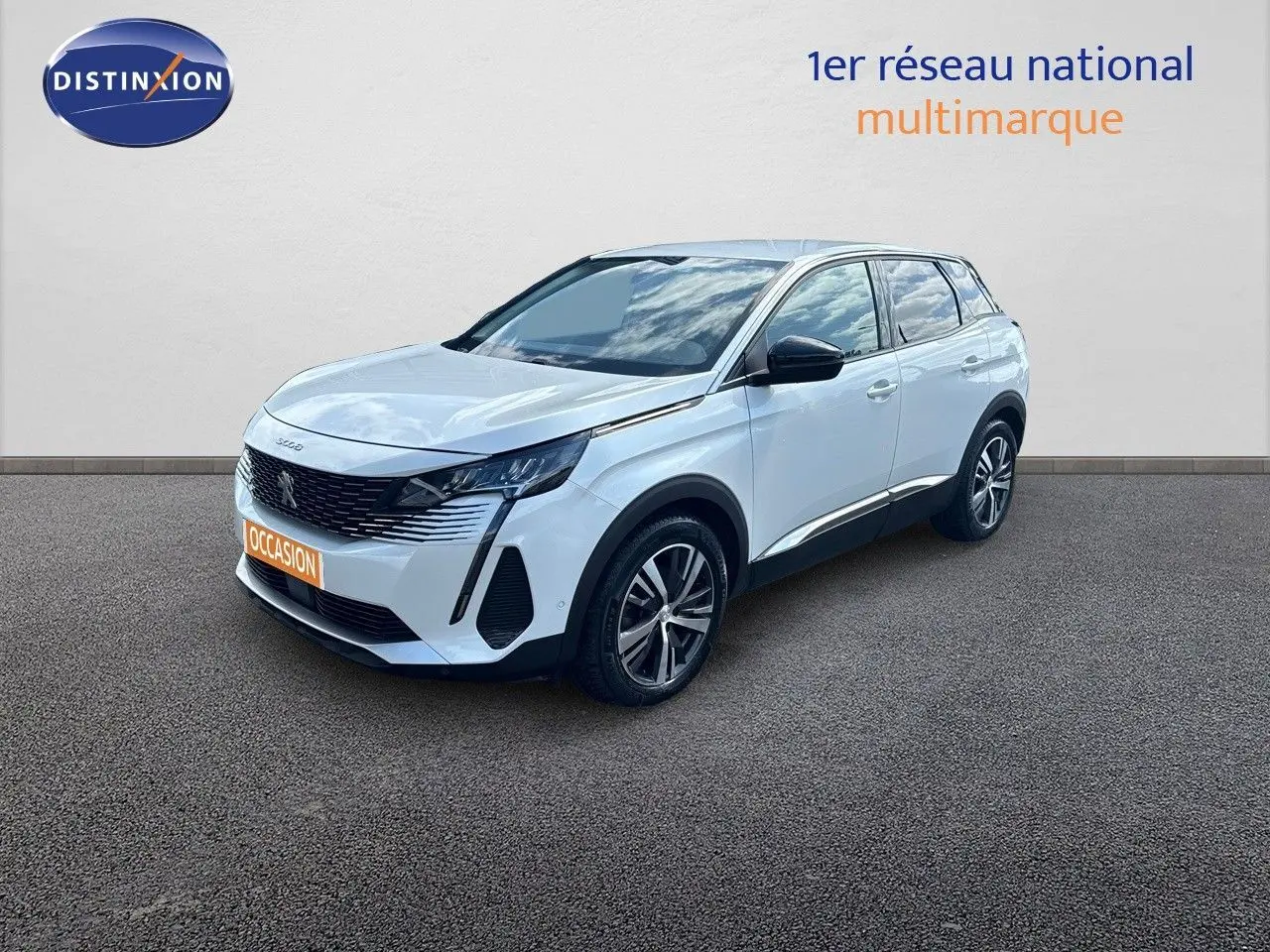 Peugeot 3008 blanc nacré en 3/4 avant droit avec attelage, sur fond neutre et sol bitumé.