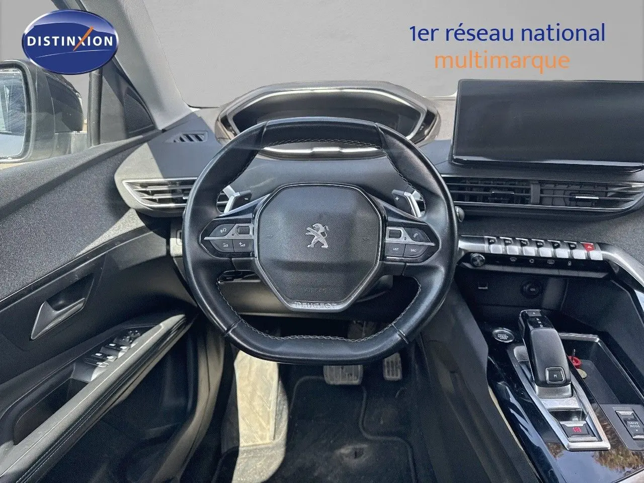 Vue intérieure centrée sur le volant compact et le tableau de bord moderne du Peugeot 3008 blanc nacré 2022.