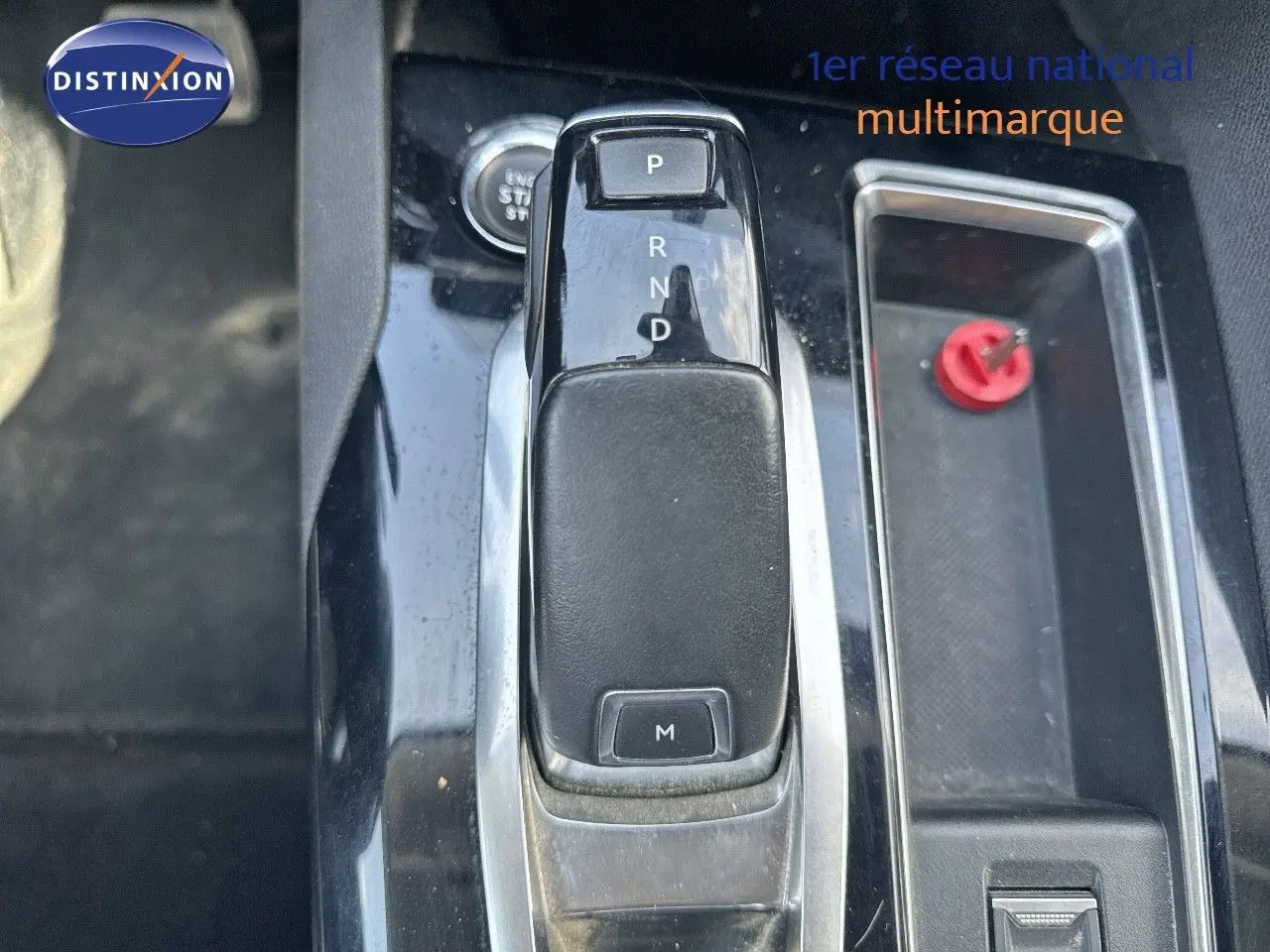 Le levier de vitesses automatique noir du Peugeot 3008 2022, avec console centrale brillante et rangement latéral.