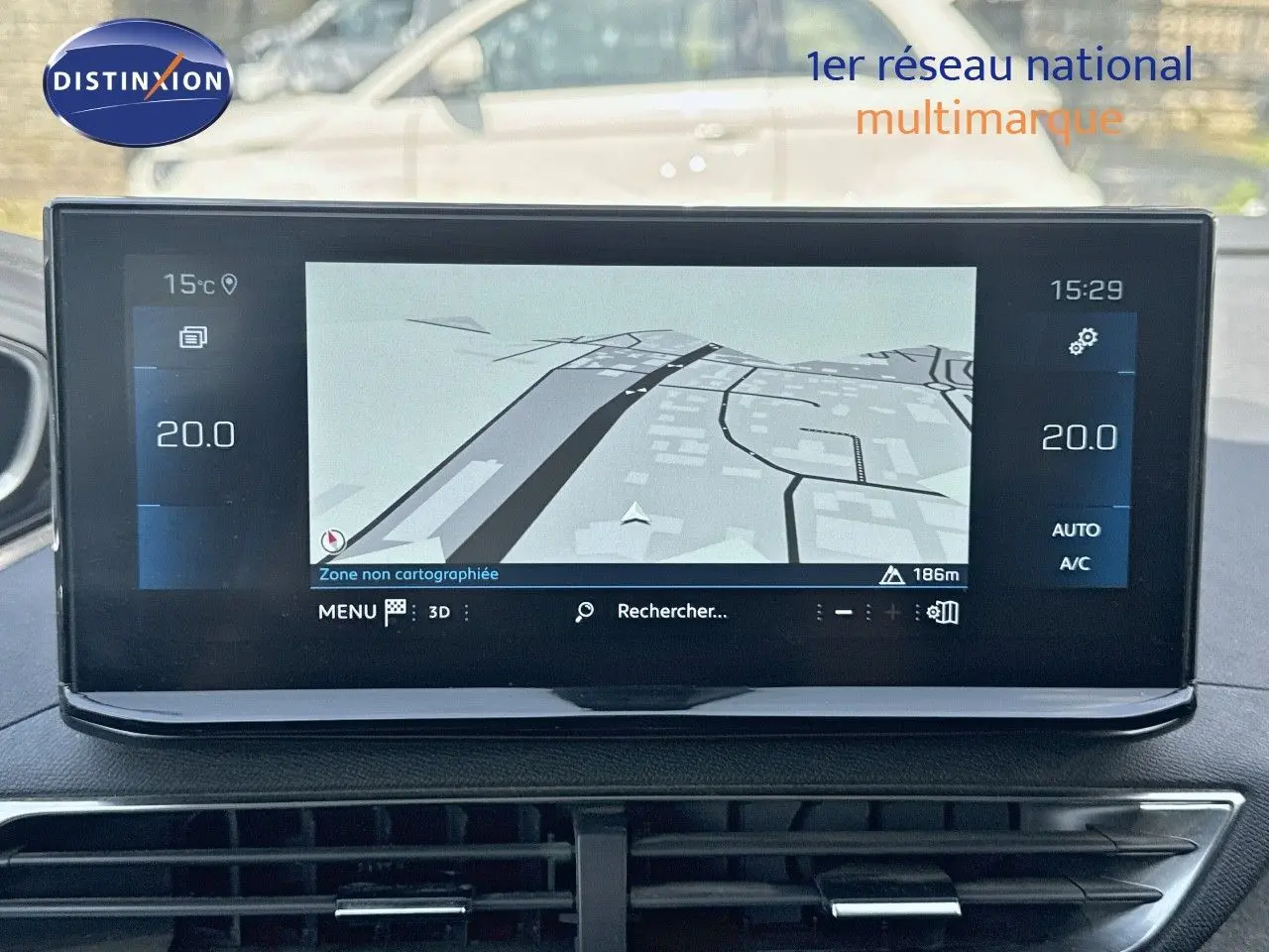 Écran tactile central du Peugeot 3008 blanc nacré 2022 affichant la navigation et la climatisation à 20°C.