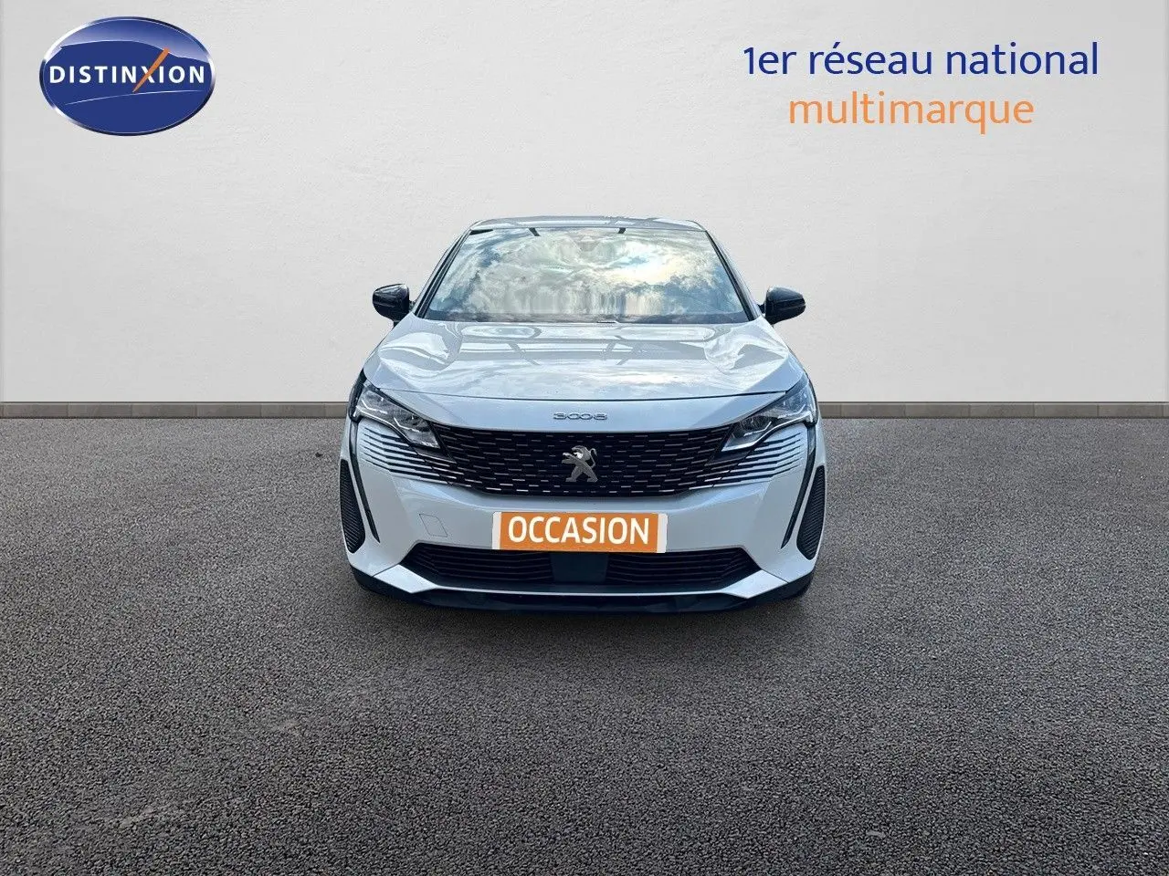 Vue de face d'un Peugeot 3008 blanc nacré de 2022 avec calandre noire et plaque "OCCASION" visible.