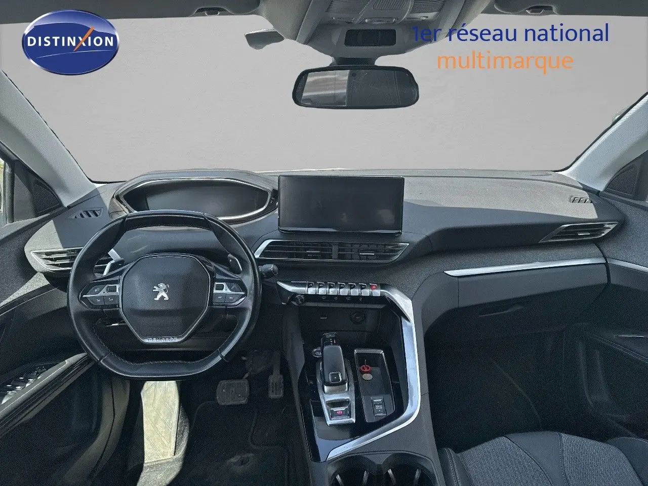 Intérieur noir du Peugeot 3008 2022 vu de face, tableau de bord moderne avec écran tactile central et volant compact.
