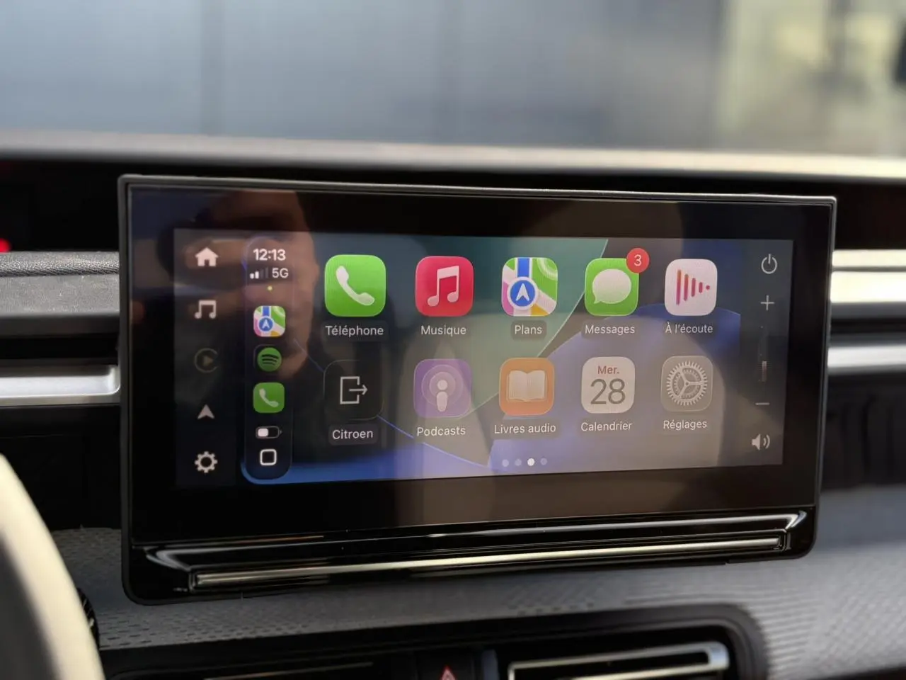 Écran tactile central affichant l’interface Apple CarPlay dans l’habitacle d’une Citroën C3 Aircross 2025.