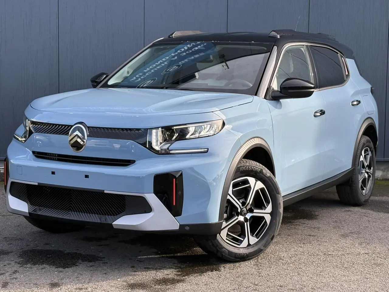 Citroën C3 Aircross Hybrid 2025 vue 3/4 avant en bleu Monte Carlo avec toit noir et jantes alliage 17 pouces.