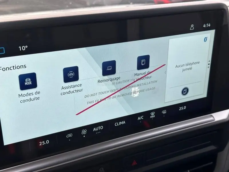 Écran tactile central du Volkswagen Transporter Procab 2025 affichant les fonctions d’assistance et climatisation.