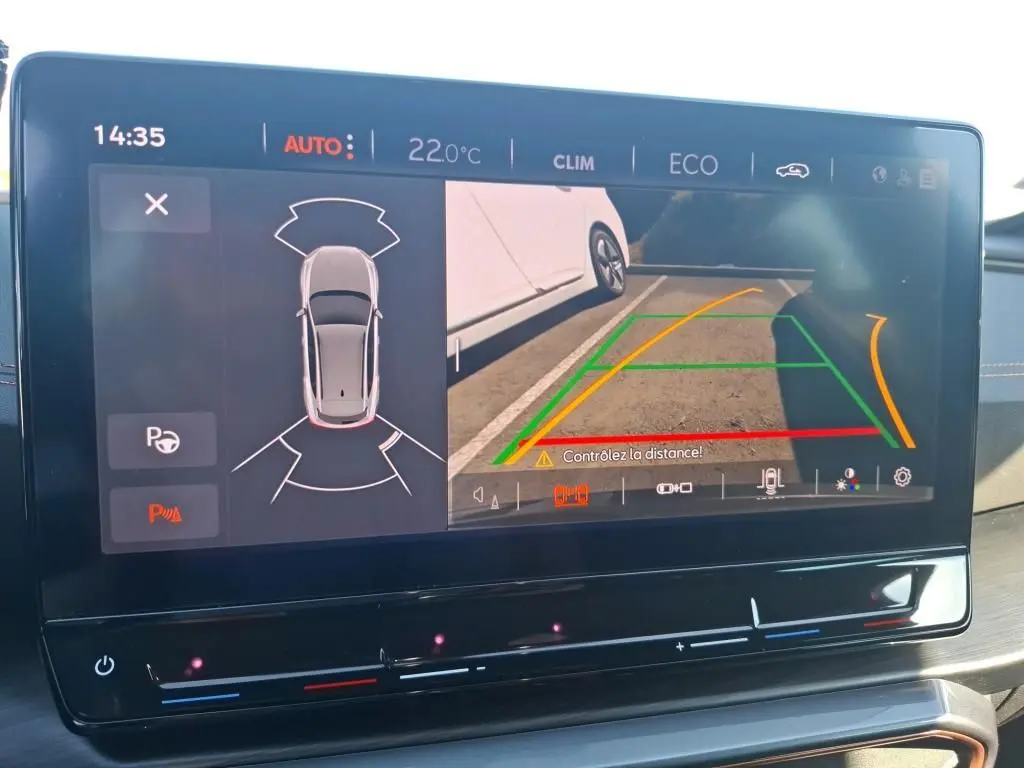Écran tactile du tableau de bord du CUPRA Formentor 2023 montrant la caméra de recul et l'aide au stationnement.