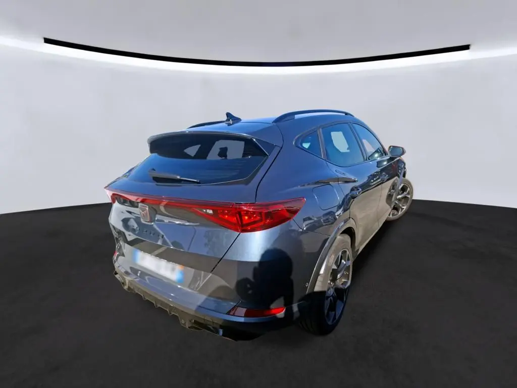 Vue 3/4 arrière droite d'un CUPRA Formentor gris 2023 avec feux arrière LED et toit avec antenne requin.