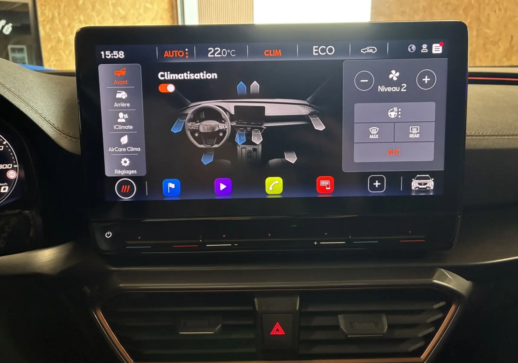 Écran tactile central du tableau de bord du CUPRA Formentor 1.4 hybride, affichant les réglages de climatisation.