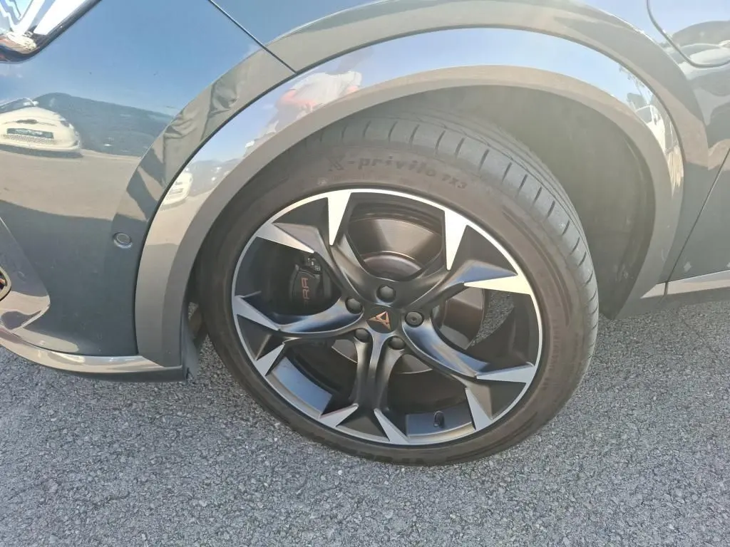 Gros plan sur la roue avant gauche gris foncé d'une CUPRA Formentor 1.4 e-Hybrid avec jante noire et détails argentés.