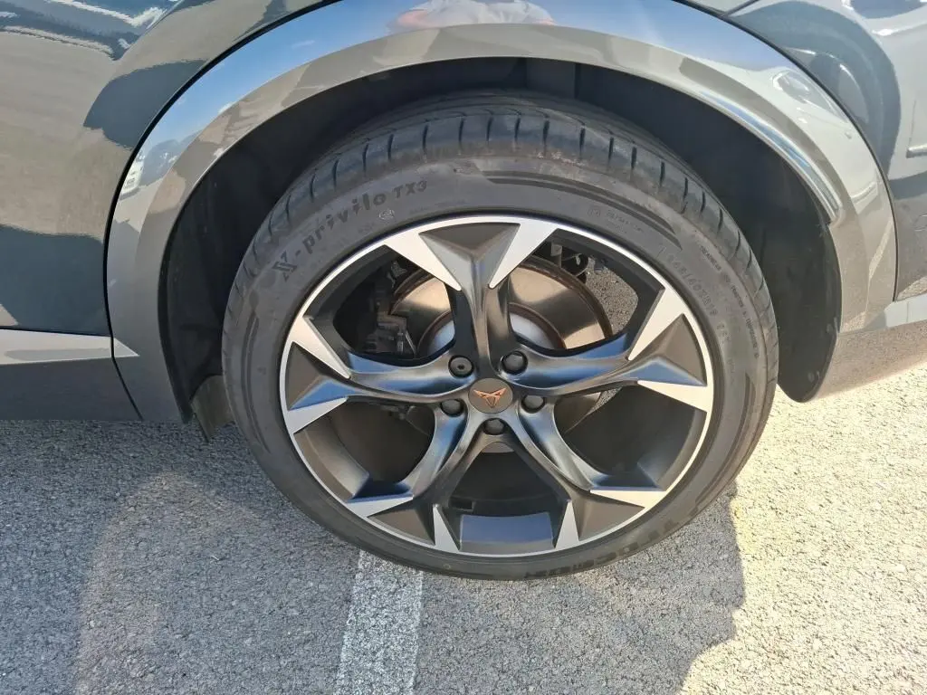 Gros plan sur la roue avant droite du CUPRA Formentor gris 2023 avec jante alliage noir et argentée au design sportif.