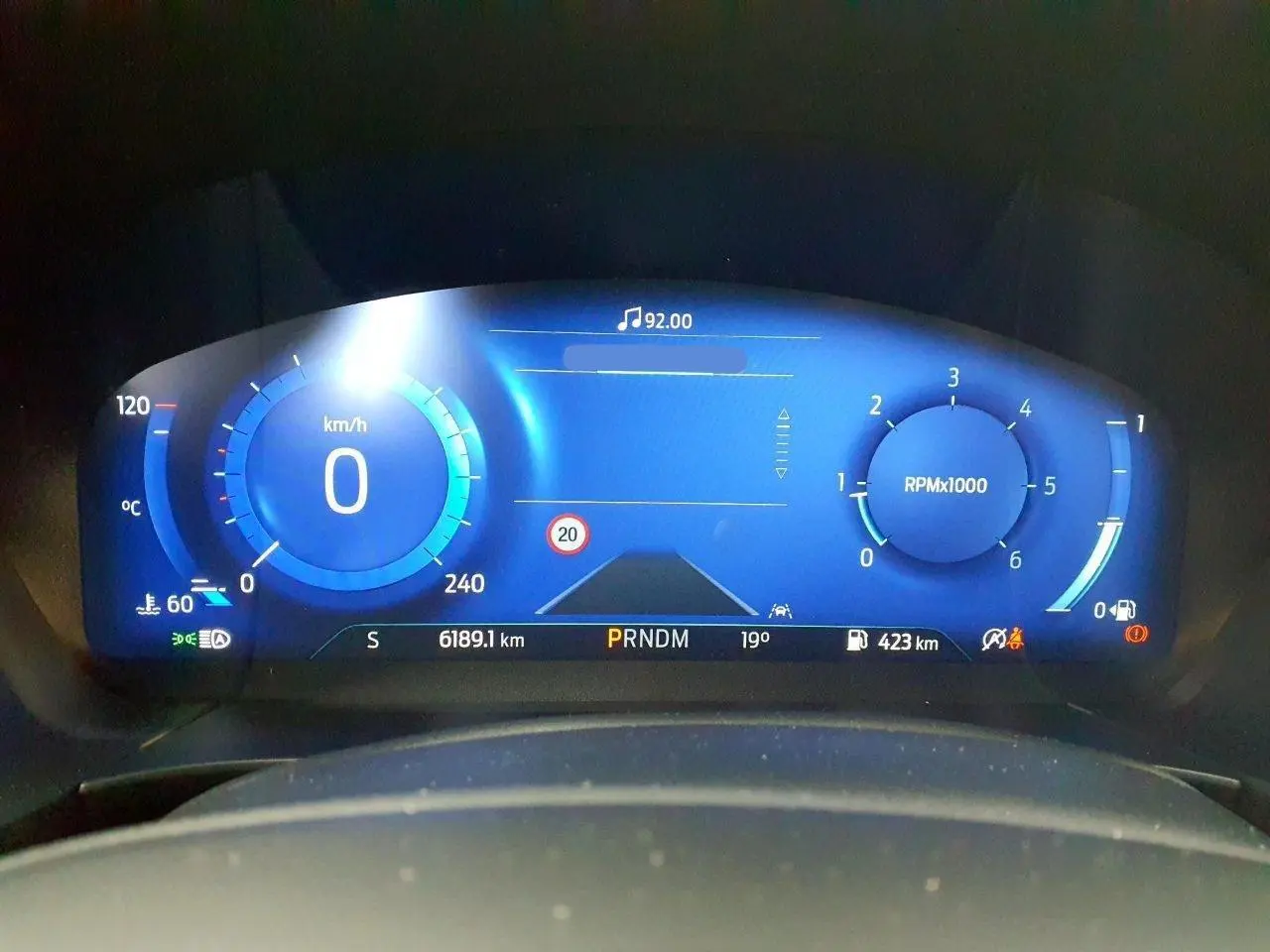 Combiné d'instrumentation numérique bleu du Ford Kuga 2.0 EcoBlue 120 BVA ST-Line affichant vitesse, régime et informations de conduite.