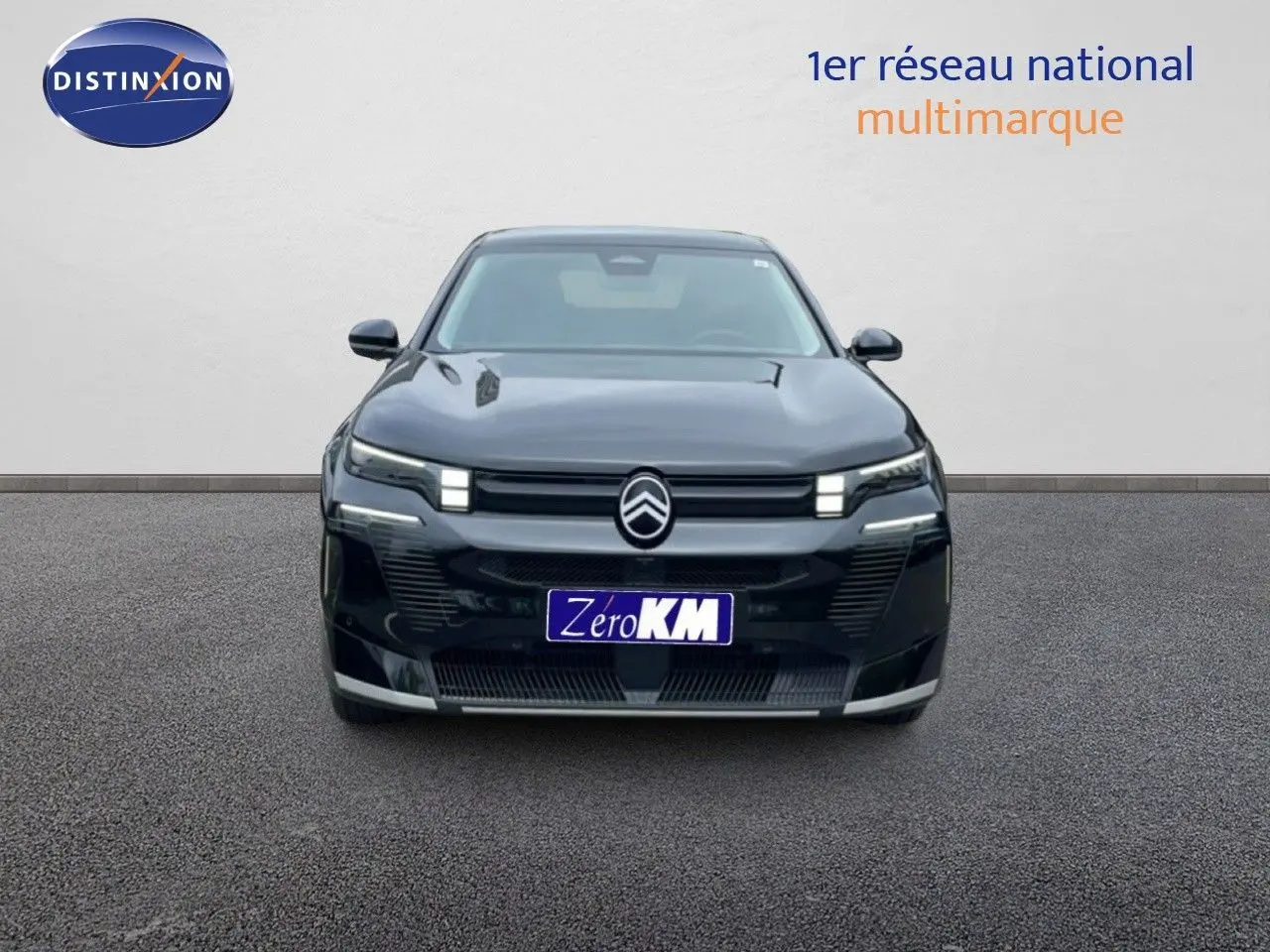 Vue avant d'un Citroën C5 Aircross noir Perla Nera, mettant en valeur ses phares LED et la calandre distinctive.