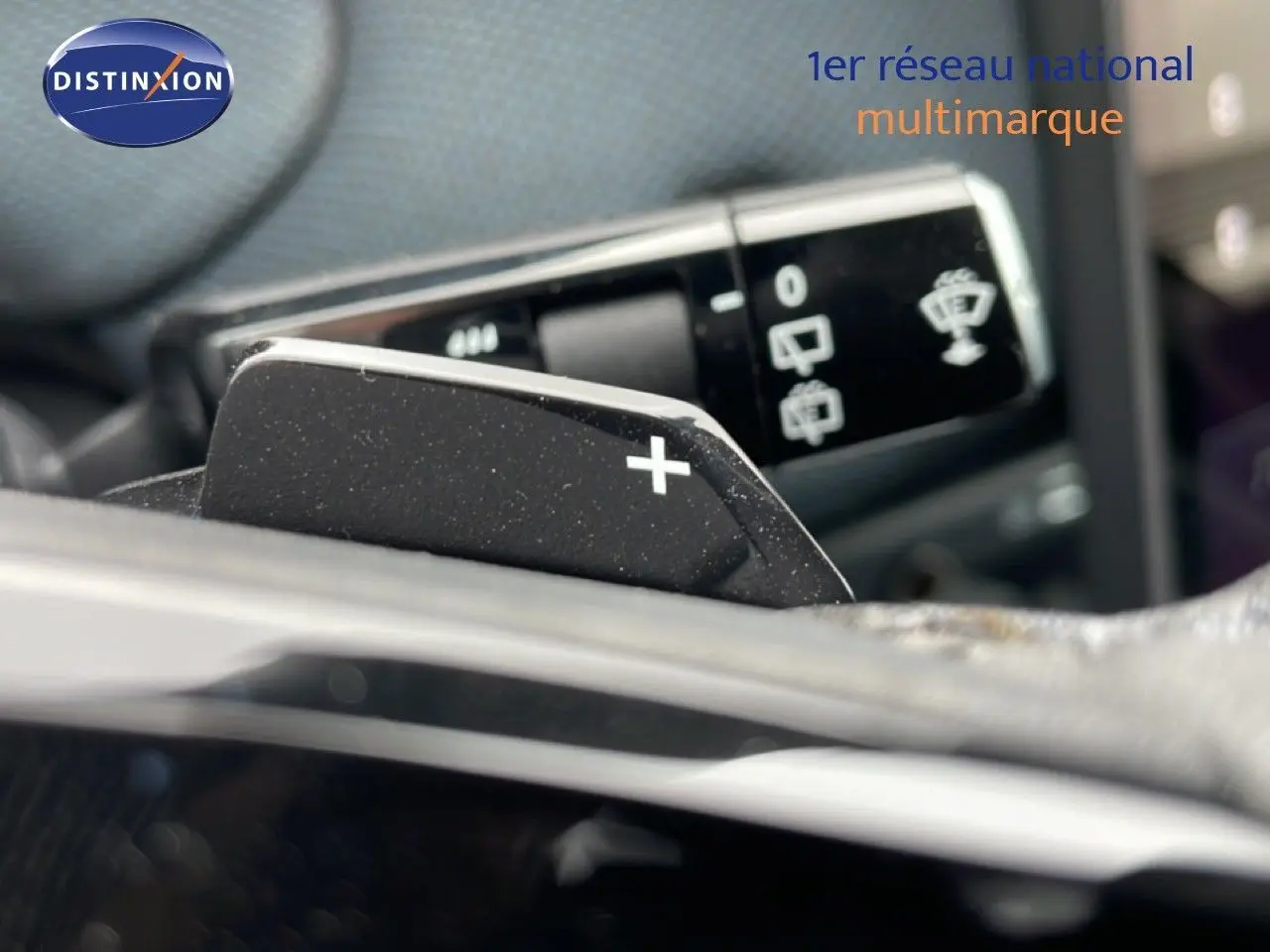 Gros plan sur la palette de changement de vitesse + du volant d’un Citroën C5 Aircross noir Perla Nera 2026.