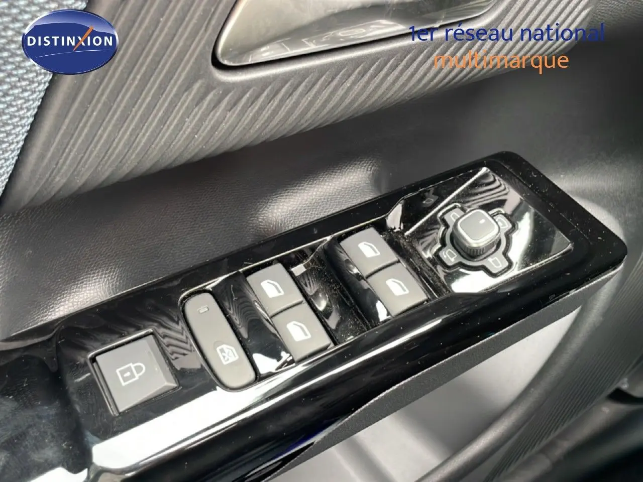 Gros plan sur les commandes de lève-vitres et réglage des rétroviseurs côté conducteur du Citroën C5 Aircross noir perla nera.