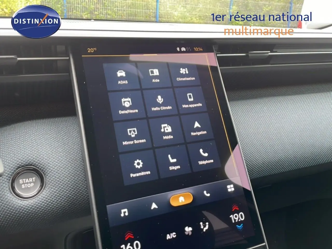 Écran tactile central en mode menu dans l’habitacle d’une Citroën C5 Aircross noir Perla Nera, vue de face rapprochée.