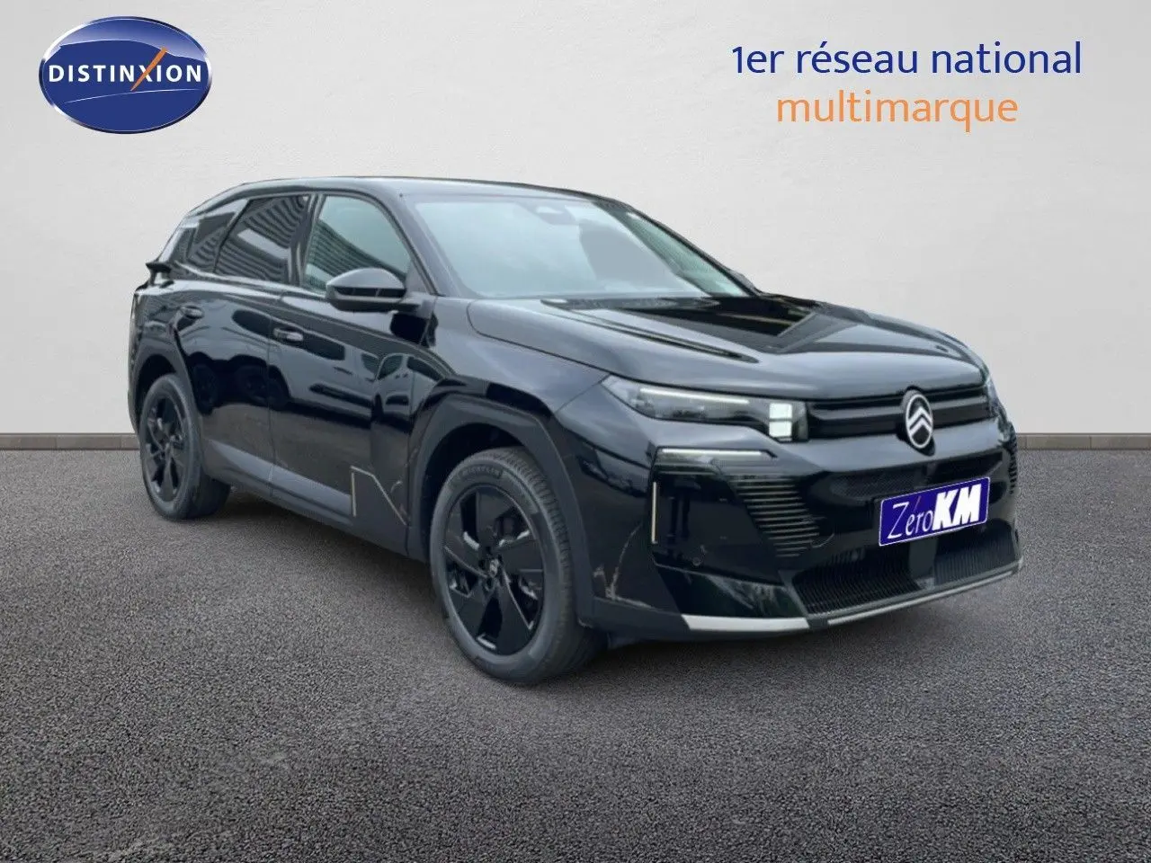 Citroën C5 Aircross noir Perla Nera, vue 3/4 avant droit, avec jantes noires et calandre distinctive.