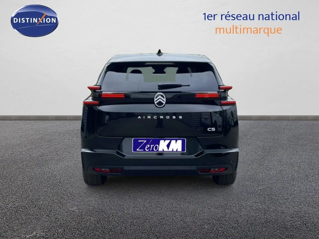 Vue arrière du Citroën C5 Aircross noir Perla Nera Metal, mettant en valeur ses feux arrière horizontaux distinctifs.