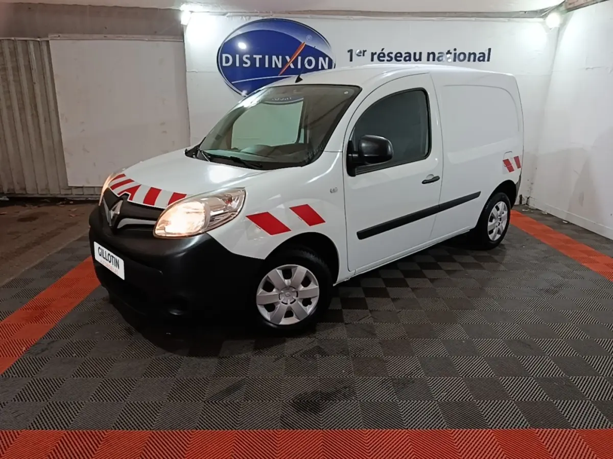 Renault Kangoo Extra R-Link blanc, vue 3/4 avant droit, avec bandes rouges de signalisation sur capot et côtés.