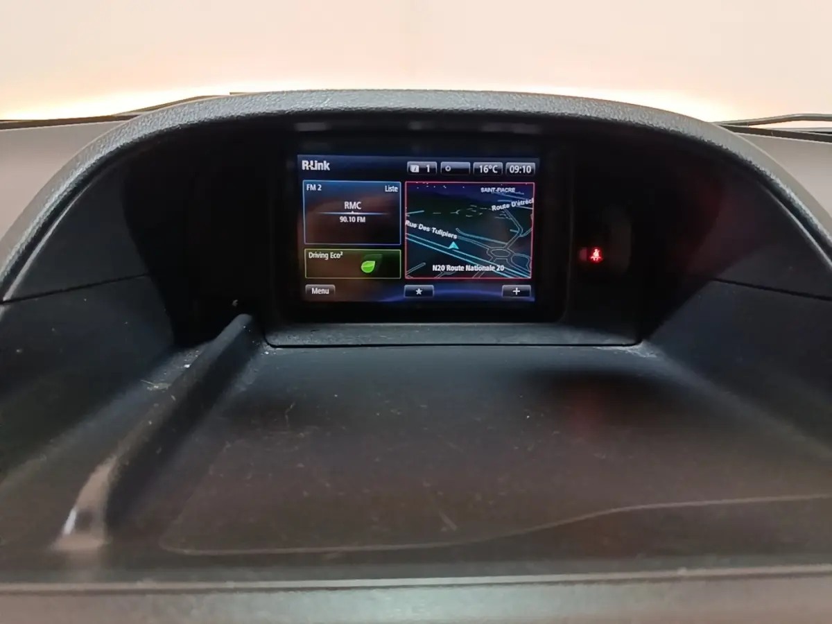 Écran tactile R-Link 7 pouces affichant la navigation 3D et la radio dans le tableau de bord du Renault Kangoo blanc.