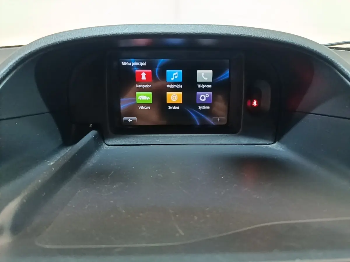 Écran tactile central du tableau de bord du Renault Kangoo 2020 affichant le menu principal multimédia.