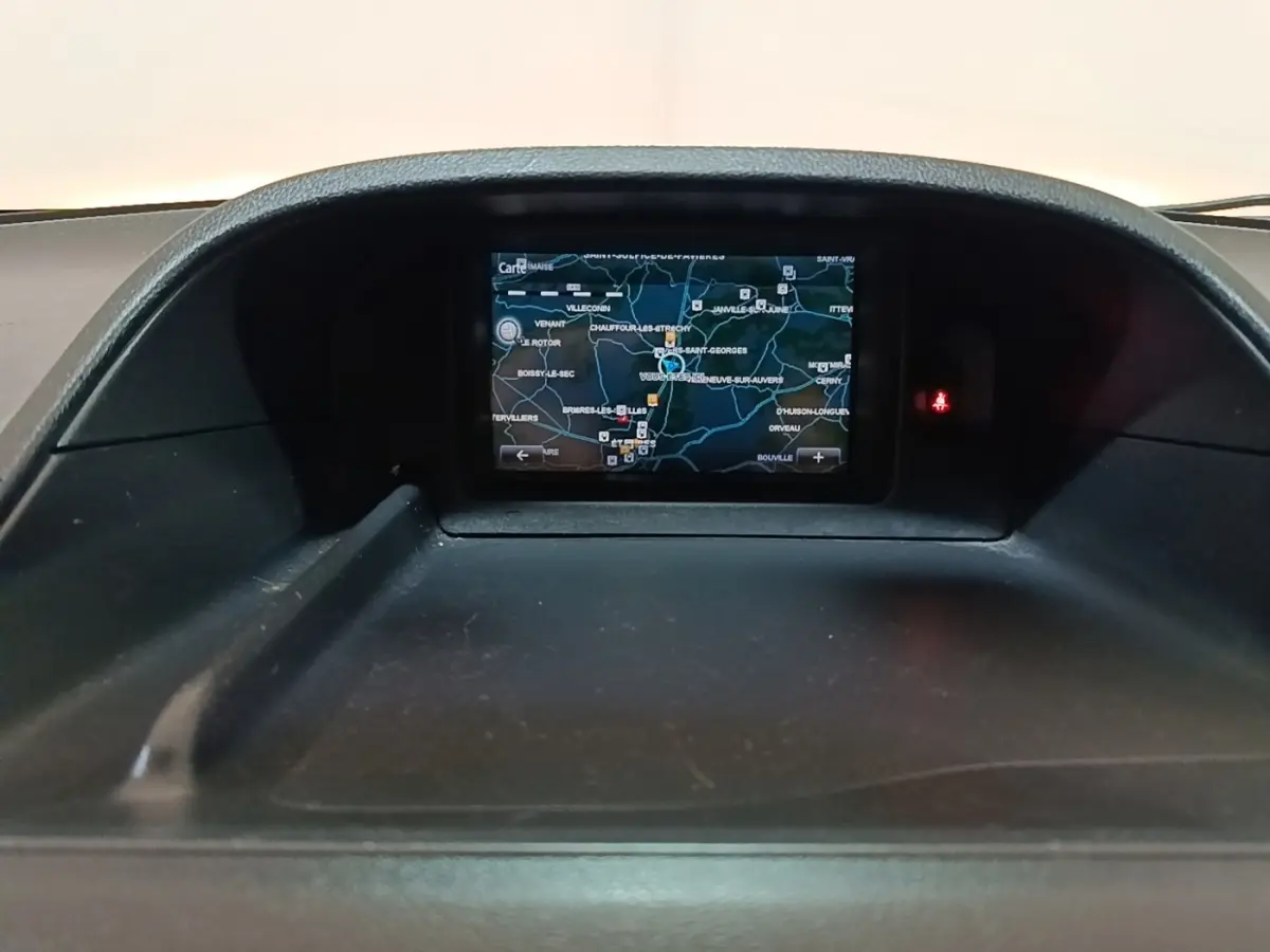 Écran tactile central affichant la navigation 3D dans l'habitacle du Renault Kangoo Extra R-Link 2020.