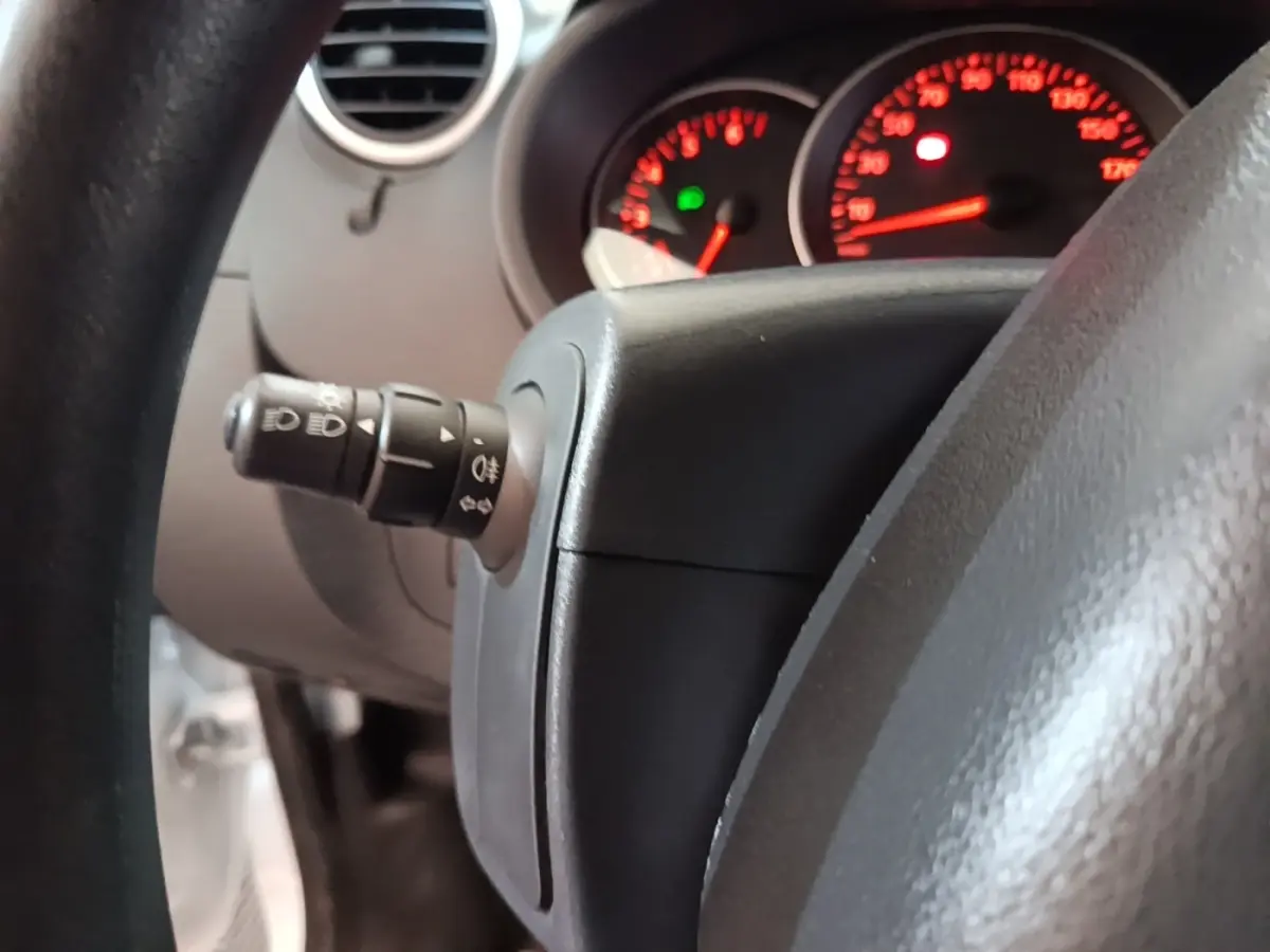 Gros plan sur le tableau de bord et le volant noir du Renault Kangoo 2020, avec compteurs rouges éclairés.